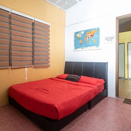 Aiza Homestay Opposite Abang Strawberry Taman Sedia Tanah Rata Extérieur photo