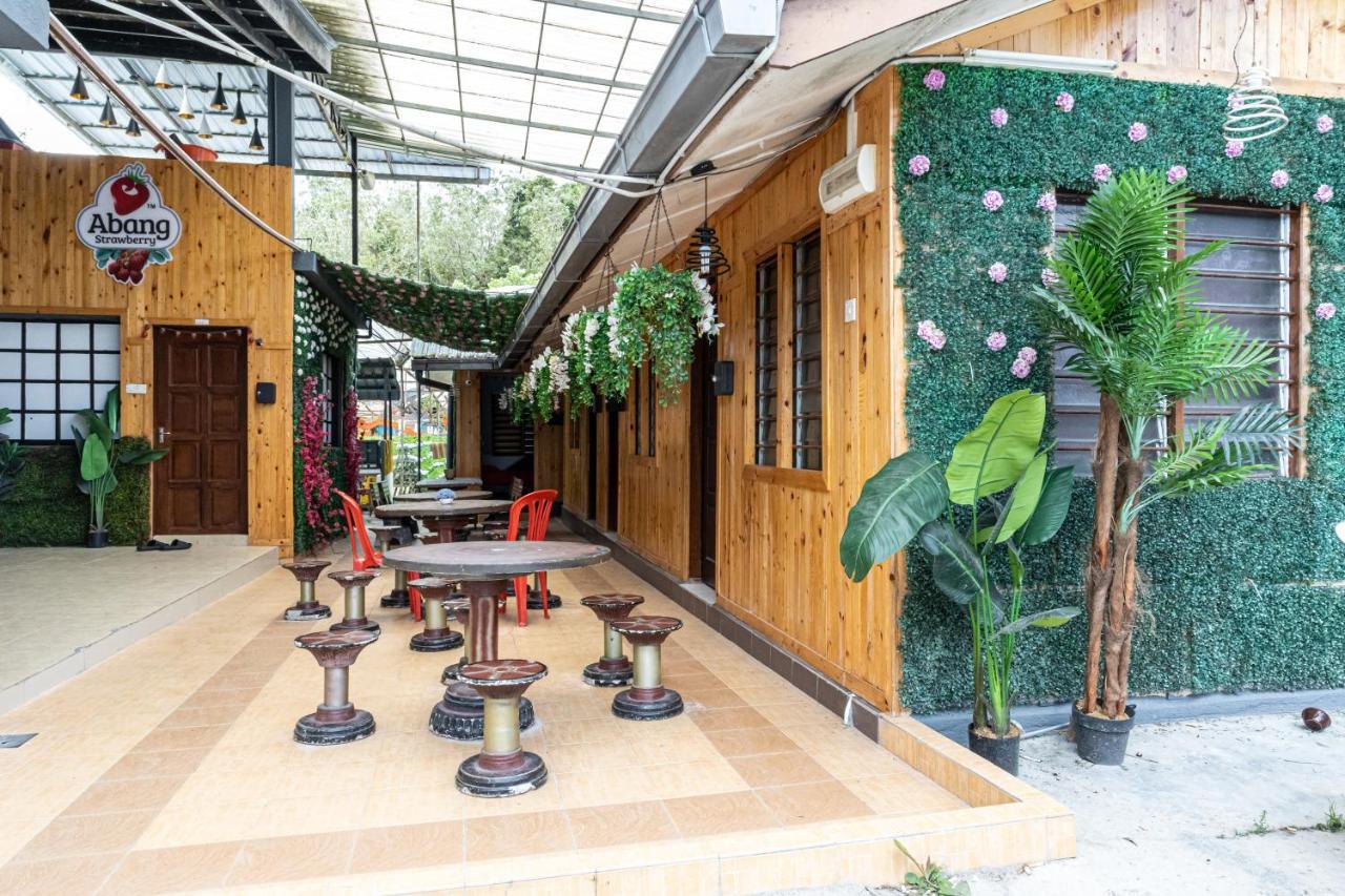 Aiza Homestay Opposite Abang Strawberry Taman Sedia Tanah Rata Extérieur photo